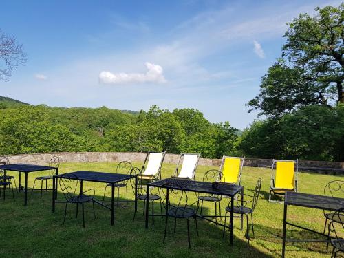 a group of tables and chairs in the grass at Agriturismo Bio I Rondinelli in Arcidosso