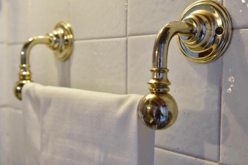 a towel holder with a roll of toilet paper at Residenza Le Logge in Gubbio