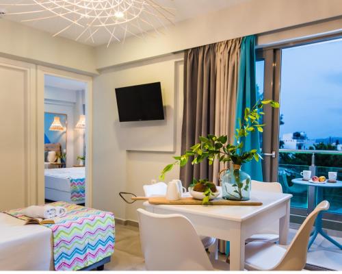 マリアにあるNatali Apartmentsのリビングルーム(テーブル、椅子、ベッド付)