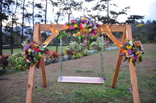 a swing with flowers on it in a park at Hotel Campestre in Valle de Anton