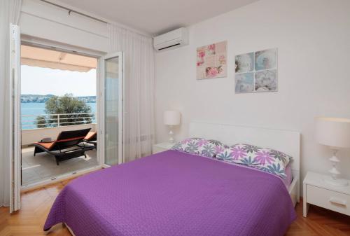 Postel nebo postele na pokoji v ubytování Gem of the sea luxury beach apartment with brand new heating infinity pool