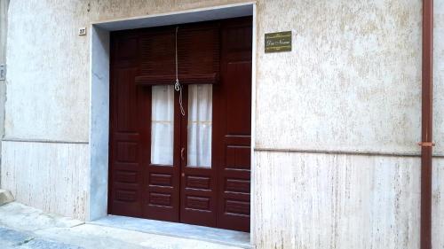 a brown door in the side of a building at Dai nonni in Niscemi