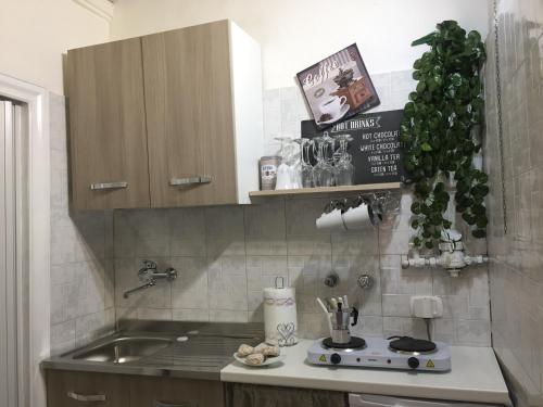 eine Küche mit einer Spüle und einer Arbeitsplatte in der Unterkunft Rita's home in Neapel