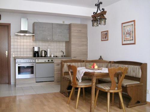 eine Küche mit einem Tisch und Stühlen in der Unterkunft Apartment Lieserpfad-Wittlich in Wittlich