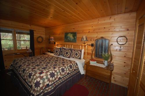 Postel nebo postele na pokoji v ubytování Mountain Springs Cabins