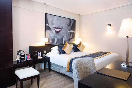 Postel nebo postele na pokoji v ubytování Hôtel Chaplain Paris Rive Gauche
