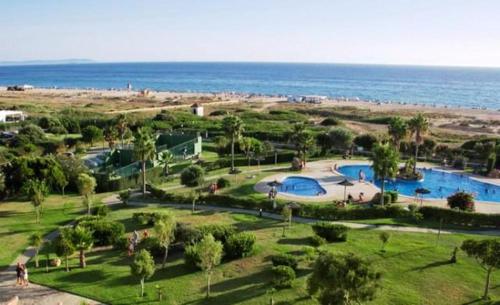 Bazén v ubytování Apartamentos Vacacionales Atlanterra nebo v jeho okolí