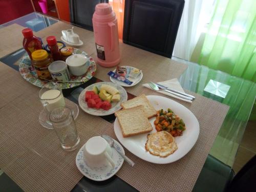 uma mesa coberta com pratos de alimentos e bebidas ao pequeno-almoço em Savannah Luxury Apartment em Nairobi