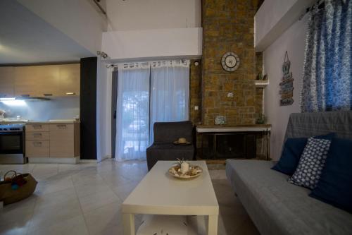 uma sala de estar com um sofá e uma mesa em Villa Elea em Vourvourou