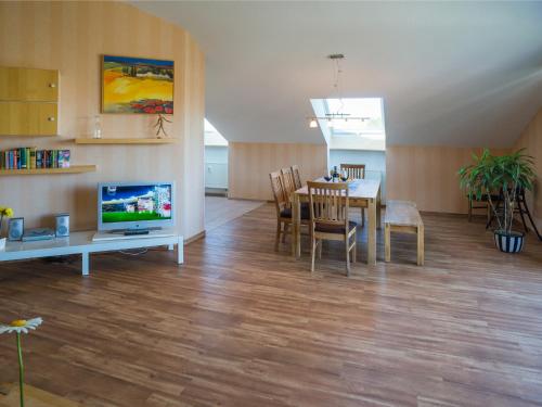 a living room with a table and a dining room at An der Pappelwende in Ostseebad Karlshagen