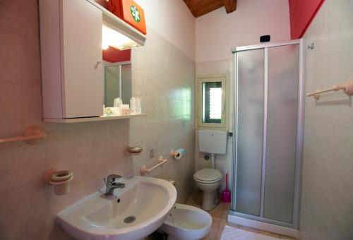 a bathroom with a sink and a shower and a toilet at Bed & Breakfast Scicli in Scicli
