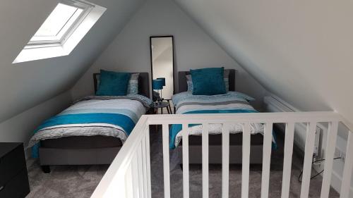 Кровать или кровати в номере 2 Serviced Apartments in Childwall-South Liverpool - Each Apartment Sleeps 6
