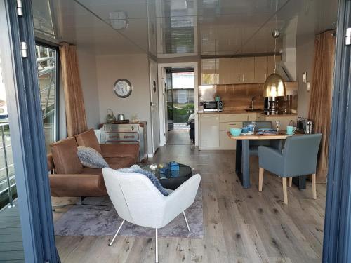 ein Wohnzimmer mit einem Sofa und einem Tisch in der Unterkunft Riverloft I in Cuxhaven