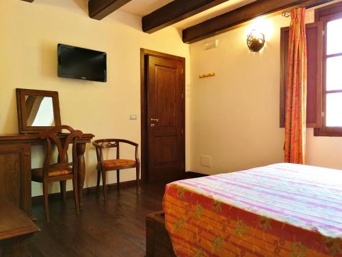 TV a/nebo společenská místnost v ubytování Hotel Il Vecchio Mulino