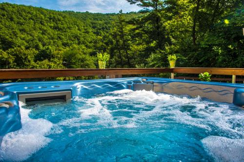 una piscina con un tobogán de agua en el medio en Patak Park Hotel Visegrád, en Visegrád