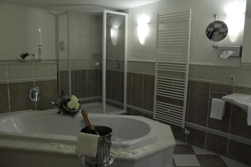Ένα μπάνιο στο Romantisches Hotel Menzhausen