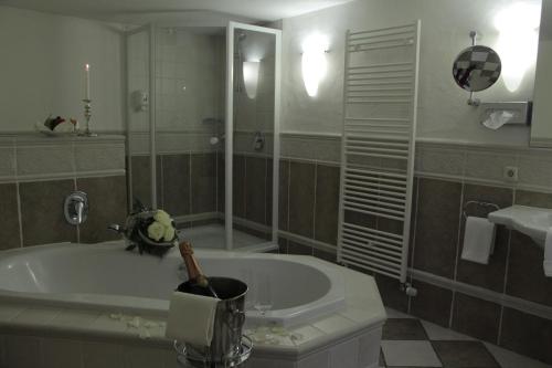 Ein Badezimmer in der Unterkunft Romantisches Hotel Menzhausen