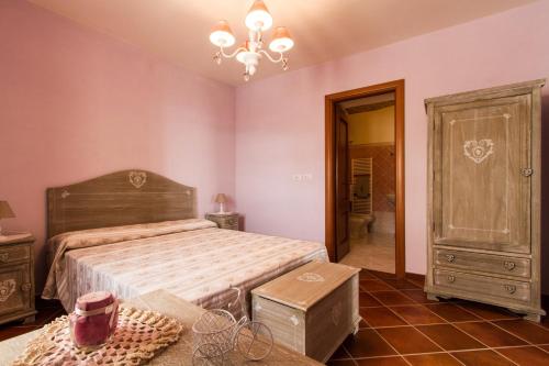 - une chambre avec un lit et une commode dans l'établissement La Rossa Fantastica, à Piedimonte dʼAlife