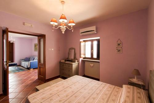 - une chambre avec un grand lit dans l'établissement La Rossa Fantastica, à Piedimonte dʼAlife
