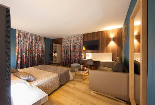- une chambre avec un lit et un salon dans l'établissement Hotel Cuco, à Benidorm