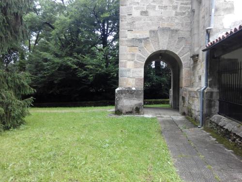 an archway in a building with a grass yard at Posada Montero de la Concha in Esles