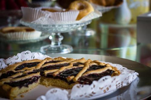 a pie sitting on a plate on a table at Villa Degli Ulivi B&B in Finale Ligure