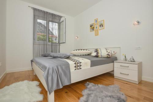 una camera da letto con un letto e una finestra di Apartment Đaninovica I a Makarska
