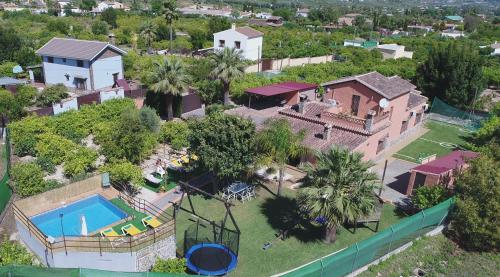 アラウリン・エル・グランデにあるCubo's Villa Familyのスイミングプール付きの家屋の空中ビュー