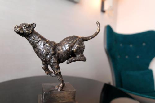 a bronze statue of a dog on a table at Hôtel Alchimy in Albi