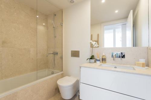 Ванна кімната в FLH Martim Moniz Luxus Flat