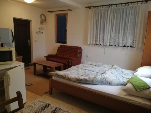 Un dormitorio con una cama, un sofá y una silla. en SARAJEVO-ADI APARTMENTS, en Sarajevo