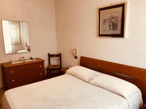 1 dormitorio con cama, lavabo y espejo en Casa relax San vito en San Vito lo Capo