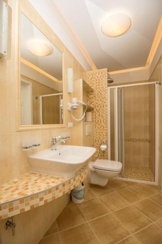 Villa Casteria في مينززدرويه: حمام مزود بمغسلة ومرحاض