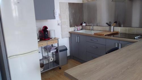 une cuisine avec un évier et un plan de travail dans l'établissement Sur le vieux port, centre de la Rochelle, à La Rochelle