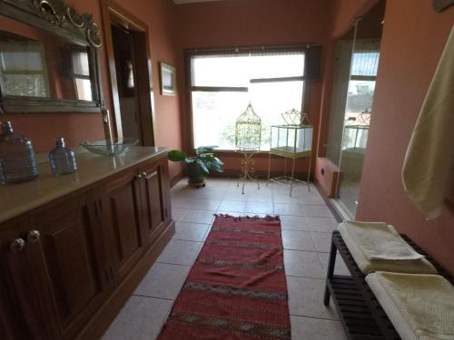 een keuken met een rood tapijt op de vloer bij Villa la petite in Guatiza