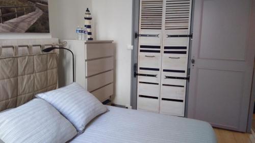 - une chambre avec un lit et un placard dans l'établissement Sur le vieux port, centre de la Rochelle, à La Rochelle