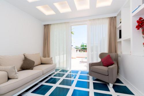 a living room with blue and white flooring at Quattro Passi Relais in Nerano