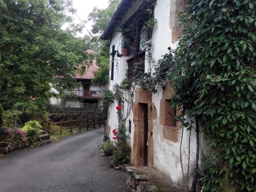 a house with a gate on the side of a road at Posada Montero de la Concha in Esles