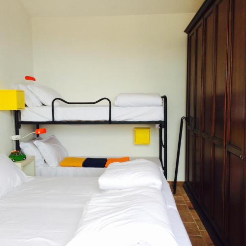 a bedroom with two bunk beds and a closet at Collina di Sopra in Tresana