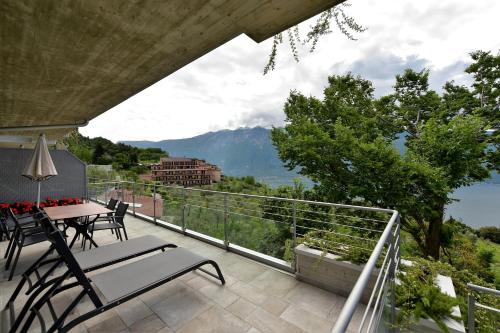 a patio with a table and chairs on a balcony at La Dolce Vita Relais - Hotel Gallo in Tignale