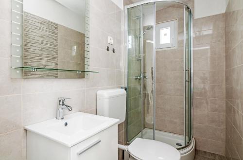 W łazience znajduje się umywalka i prysznic. w obiekcie Camp Panorama with pool w mieście Drage
