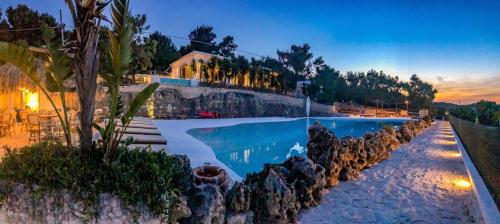 uma piscina com pedras num resort em Viestemare Resort & SPA em Vieste