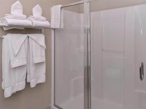 een badkamer met een douche en witte handdoeken bij Extended Stay America Suites - Rock Hill in Rock Hill