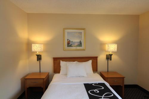 Postel nebo postele na pokoji v ubytování La Quinta by Wyndham Tampa Fairgrounds - Casino
