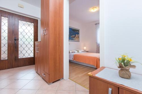 Habitación con dormitorio con cama y puerta en Apartments Radović, en Labin