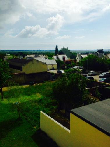 - une vue sur une ville avec des bâtiments et de l'herbe dans l'établissement Maison des remparts, à Guérande