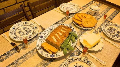 a table with a cake on a blue and white plate at Grenlanda in Ulanów