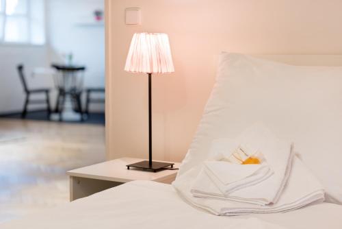 Letto o letti in una camera di Veleslavin Apartments