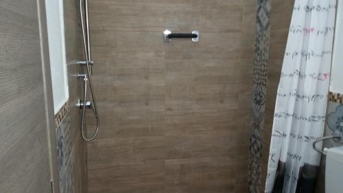 um banheiro com chuveiro e cortina em Casa Marta em Palermo