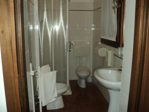 a small bathroom with a toilet and a sink at Albergo La Bersagliera in Noventa di Piave